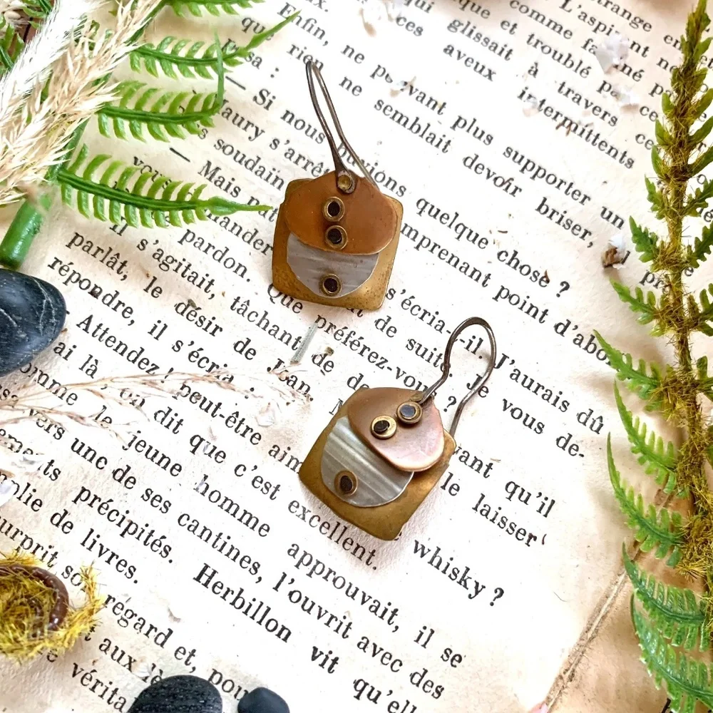 70's HANDMADE MIXED MEDIA CUBIST BRASS & COPPER DANGLE EARRINGS - Picture 2 of 10